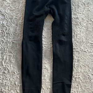 Alphalete Black Leggings with Textured Fabric and Form-Fitting Design